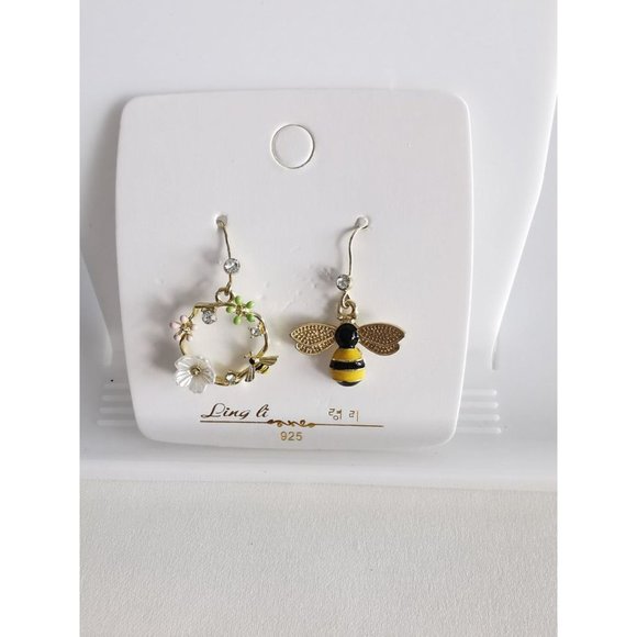 Brand New 14K Gold Plated Flower Wreath and Bee Crystal Earrings - Picture 2 of 10